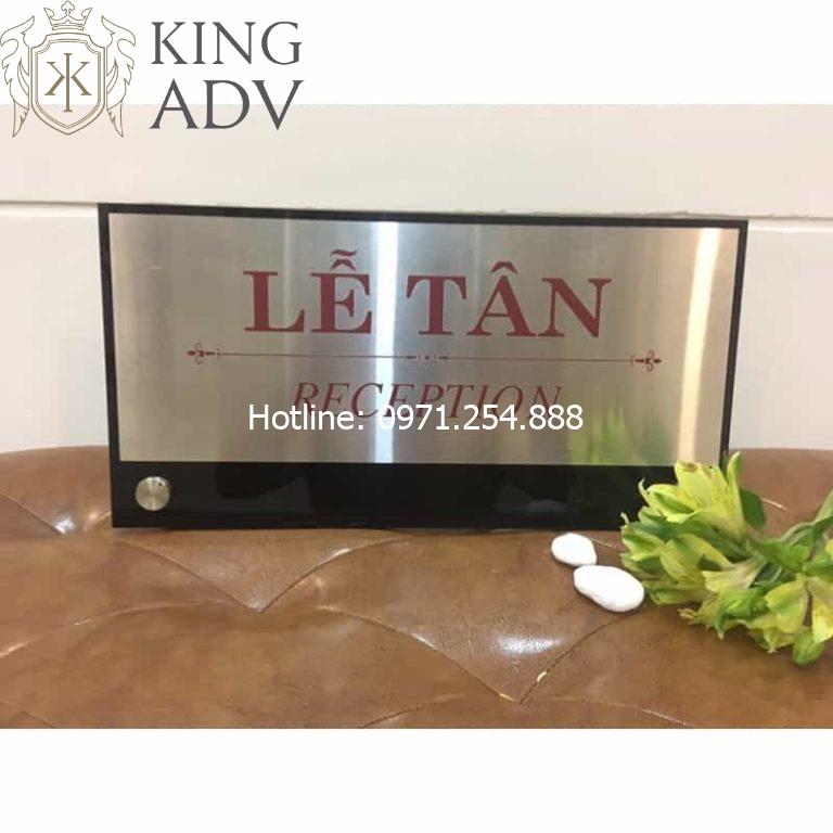 Biển lễ tân đặt bàn sang trọng lịch sự phù hợp mọi ngành nghề